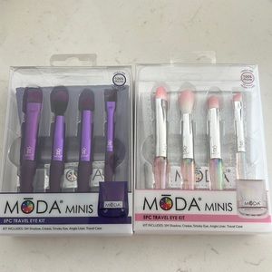 Travel makeup brushes